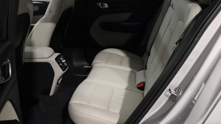  Volvo XC40 B4 (P) Ultimate Dark (360 Camera, Sunroof, BLIS) Petrol/Electric Hybrid Automatic