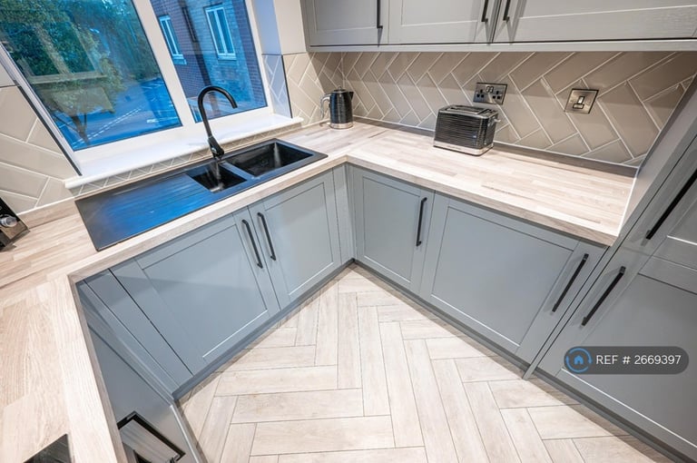 3 bedroom flat in Saltash Road, Swindon, SN2 (3 bed) (#2669397)