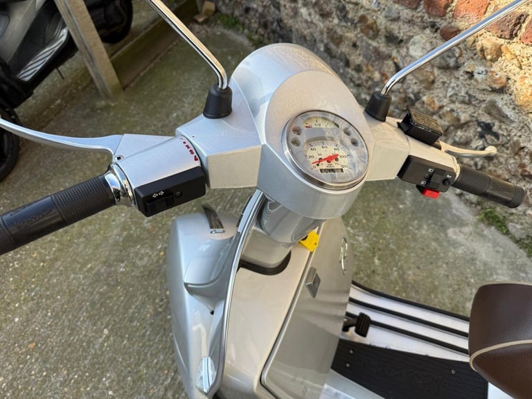 PIAGGIO VESPA - 2016 Petrol Manual in Grey
