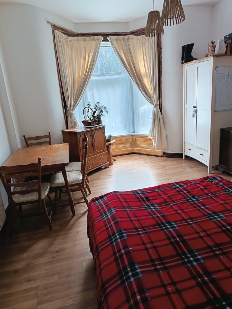 1 bedroom close to Dixons music nursery’s and schools 