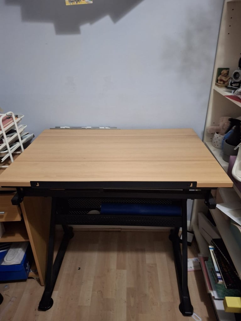 Drawing desk that can adjust for angles 