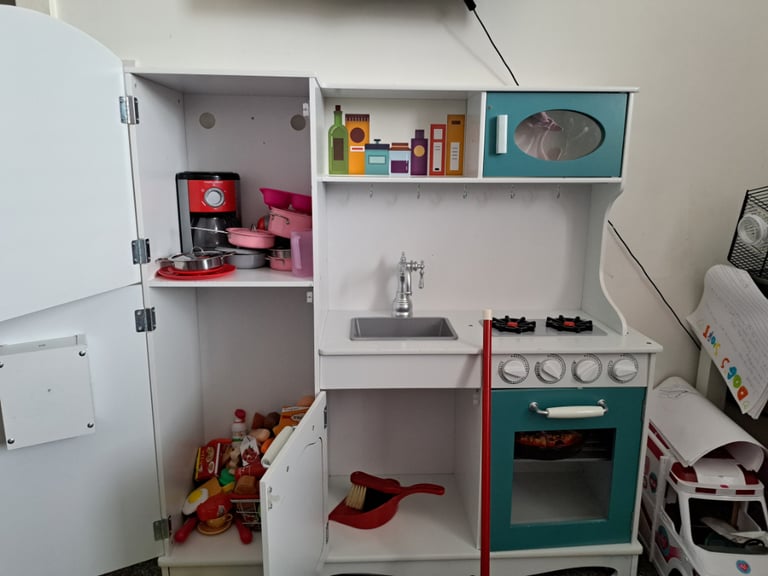 Dolls house & kitchen 
