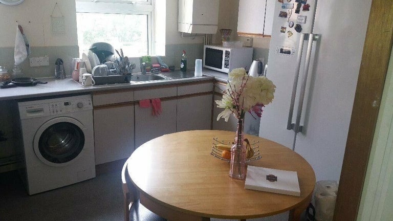 MEDIUM SIZE ROOM TO RENT, SUTTON WAY, NORTH KENSINGTON, W10