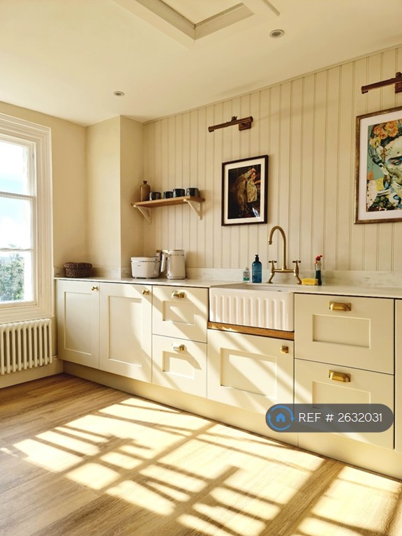1 bedroom flat in Trinity Square, Margate, CT9 (1 bed) (#2632031)