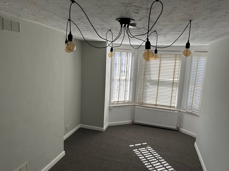 Flat to let 