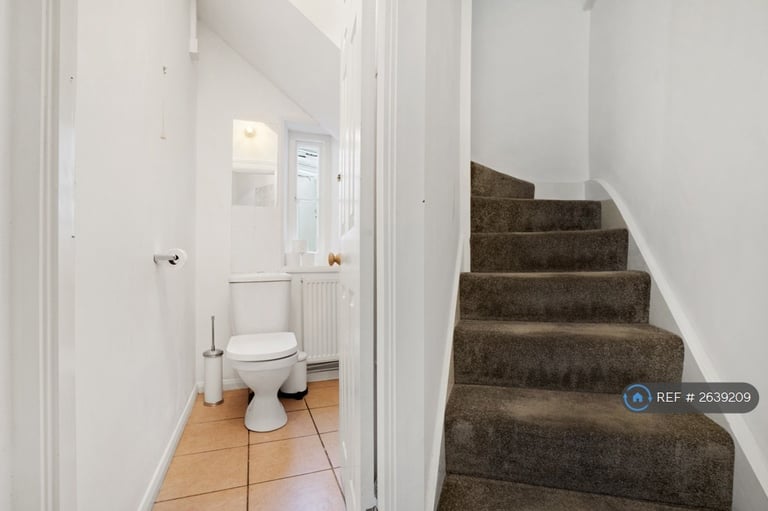 3 bedroom house in Castle Street, Bletchingley, Redhill, RH1 (3 bed) (#2639209)