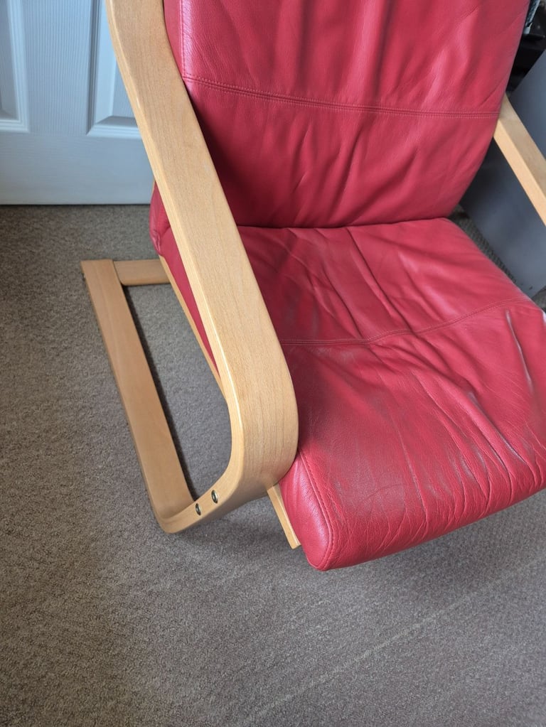 Beautiful POÄNG Armchair in Oak veneer and red leather in excellent condition
