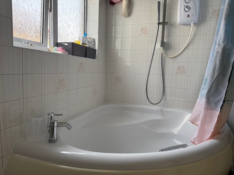 Bright double room in Grays – £700/month + £300 deposit.