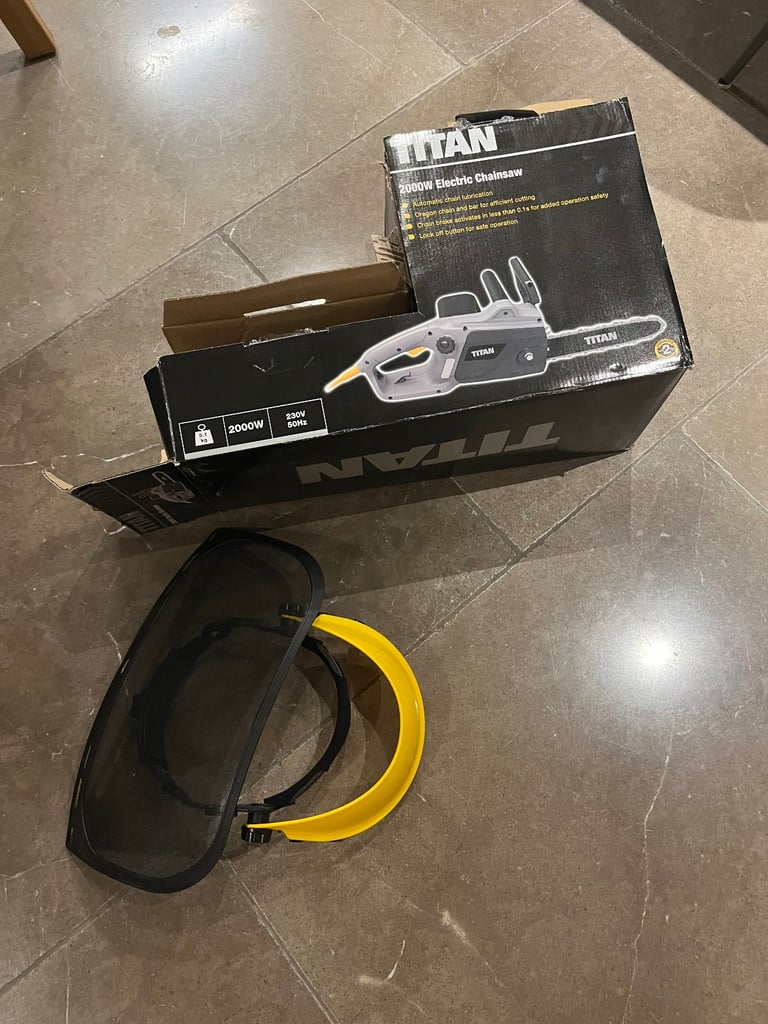 Titan 2000 W Chainsaw