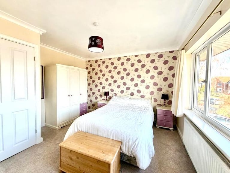 🌆 Bright room available in the vibrant Caledonian Road area