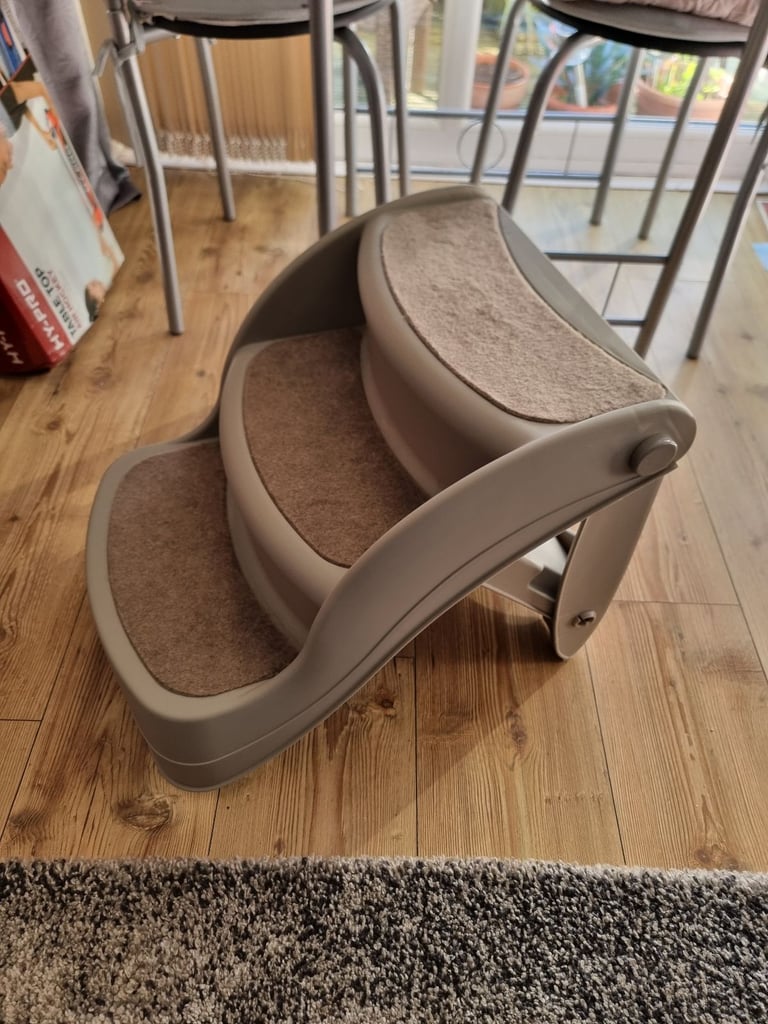 Foldable dog/cat step