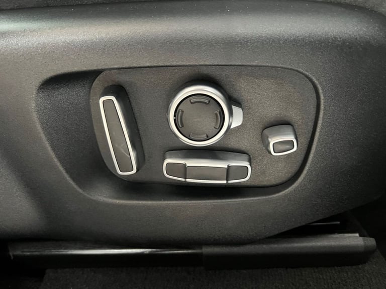 2017 Land Rover Range Rover Velar 3.0 SD6 V6 First Edition SUV 5dr Diesel Auto 4WD Euro 6 (s/s) (...