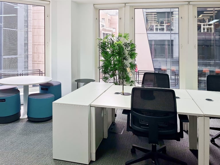 London - EC3A 8AA, Open plan office space for 15 people at Liverpool Street St Mary's Axe