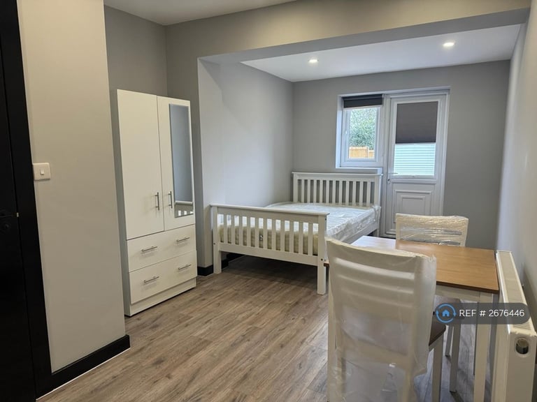 Studio flat in Niederwald Road, London, SE26 (#2676446)