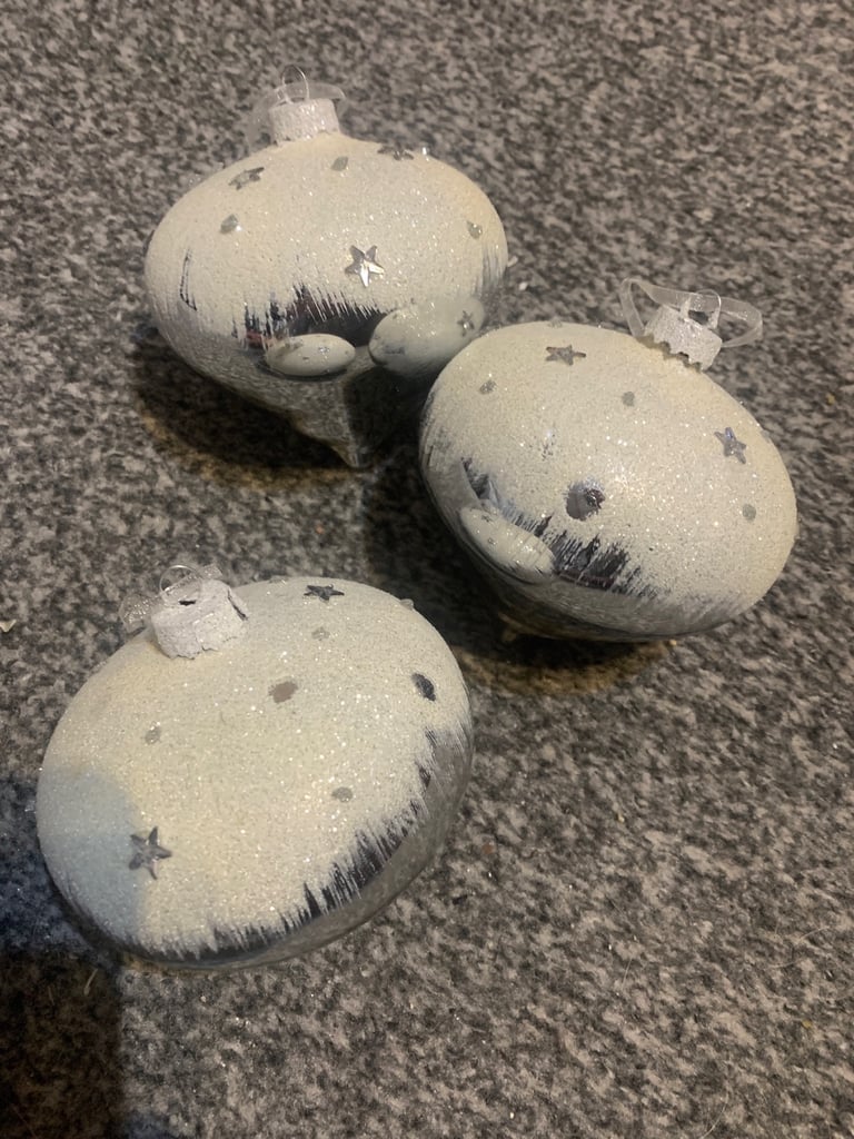NEW SET OF 3 SILVER CHRISTMAS TREE BAUBLES WITH WHITE GLITTER ON