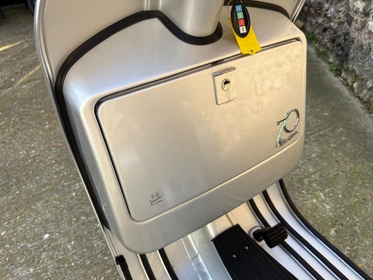 PIAGGIO VESPA - 2016 Petrol Manual in Grey