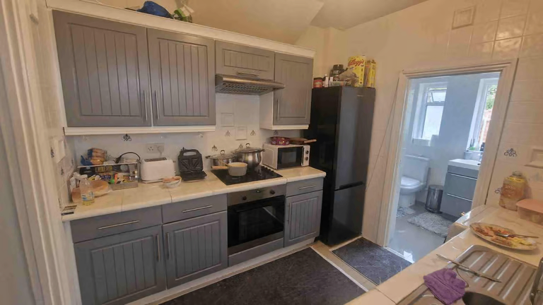 Seperate & Spacious 3 Bed House for Rent – N9 8RX