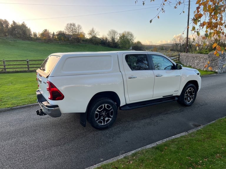 TOYOTA HILUX 2.4 D-4D 150PS INVINCIBLE AUTOMATIC 4X4 PICKUP 71 REG 61,200 MILES