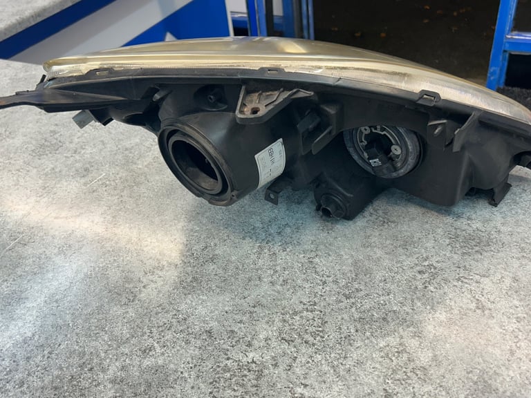 Honda civic 2005 passenger side headlight 