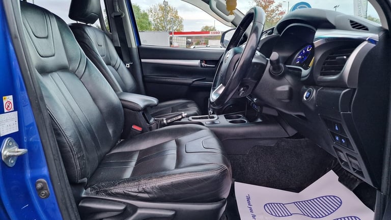 2017 Toyota Hilux 2.4 D-4D Invincible Auto 4WD Euro 6 4dr (TSS, 3.5t) PICK UP Diesel Automatic