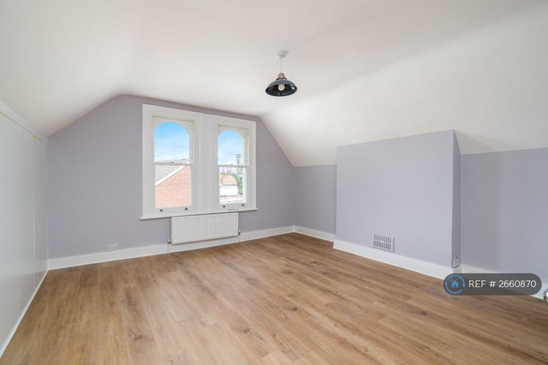 2 bedroom flat in Heathfield North, Twickenham, TW2 (2 bed) (#2660870)