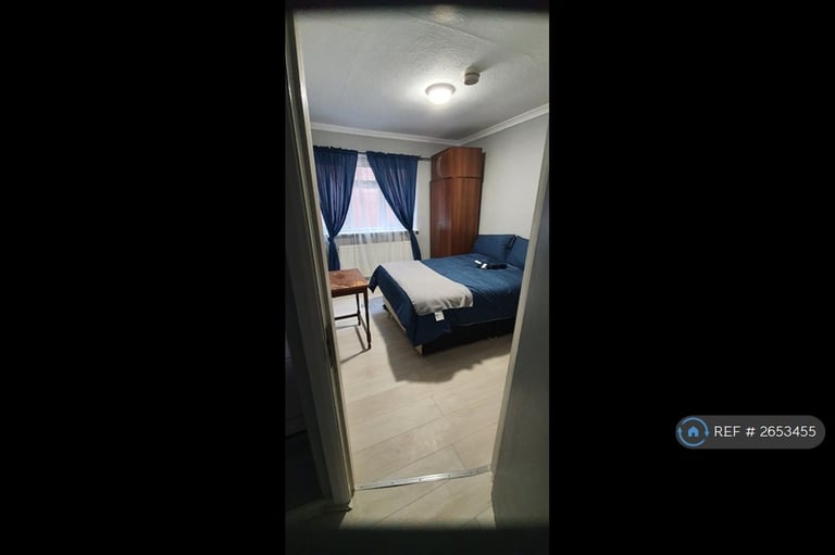 3 bedroom flat in Ealing Broadway, London, W5 (3 bed) (#2653455)