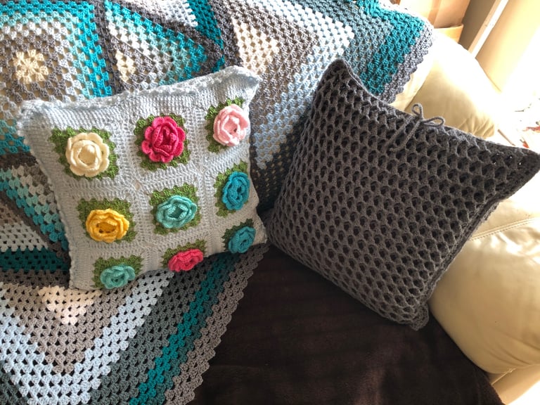 Handmade Crochet Blanket 155x155cm with 2 Free Cushion Covers – Beautiful Gift Set