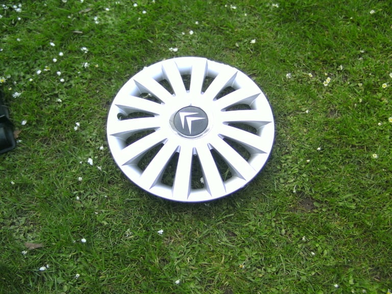 RARE,GENUINE CITROEN 14 INCH WHEEL TRIM,BLACK CENTRE,CHROME RING,C/W RETAINING RING TO FIT IT