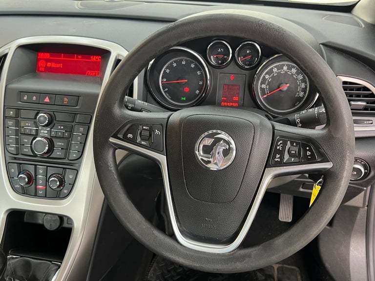 2011 Vauxhall Astra 1.6 16v Exclusiv Euro 5 5dr HATCHBACK Petrol Manual - Image 22
