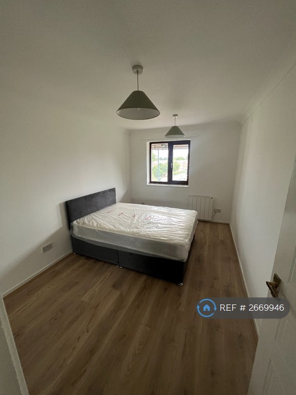 1 bedroom flat in Ashdown Court, Barking, IG11 (1 bed) (#2669946)