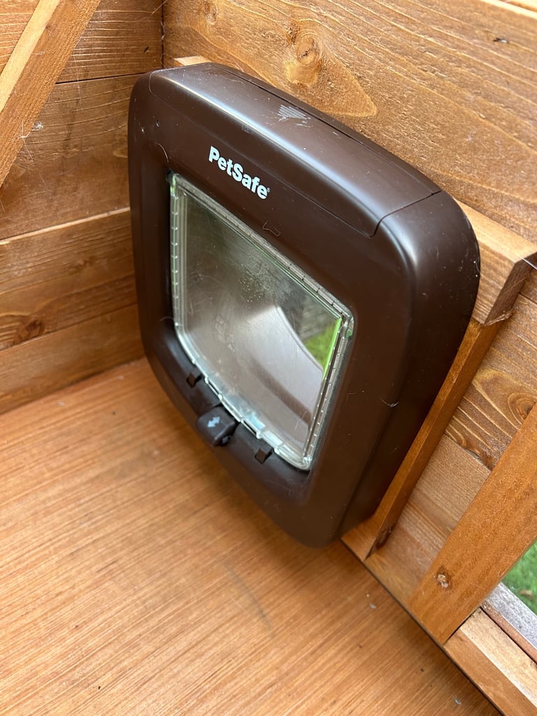 Cat House with micro chip flap 