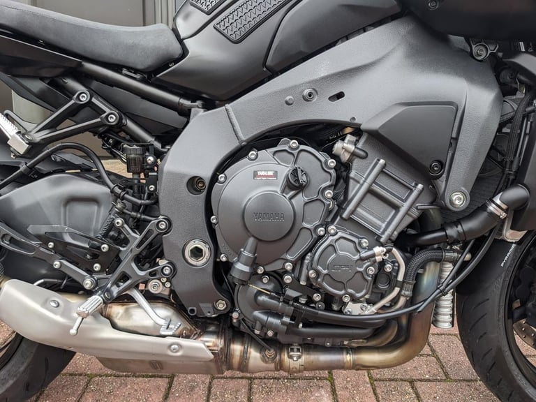 YAMAHA MT-10 2022 - TECH BLACK - AKRAPOVIC - RECENT TYRES - 5 SERVICE ENTRIES