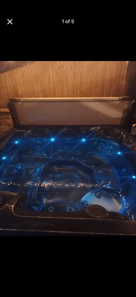 Hot tub for sale 