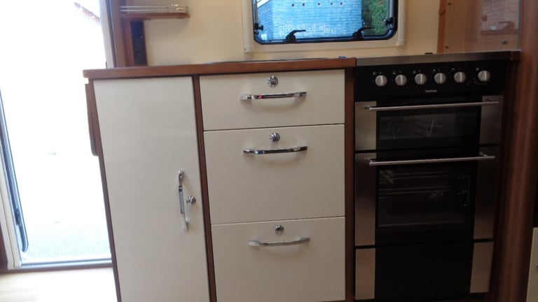 LMC 685 VIP Exquisit 5 BERTH,FIXED TRANSVERSE ISLAND BED CARAVAN 2019