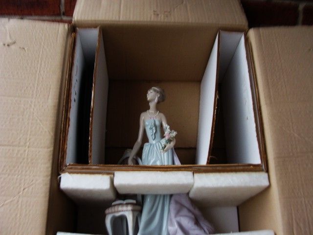 Lladro - Lady Figurine - Really a Beautiful Piece - as per attached