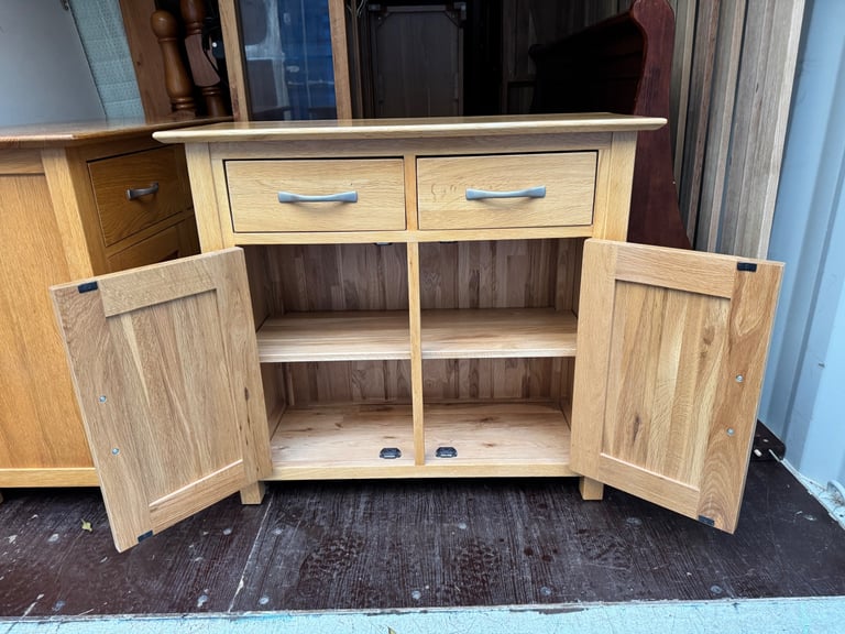 Solid oak Sideboard In Excellent Condition Possible Delivery 
