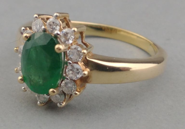 14K Gold ring with Large 1.0 carat Emerald stone with 12 surrounding Diamonds