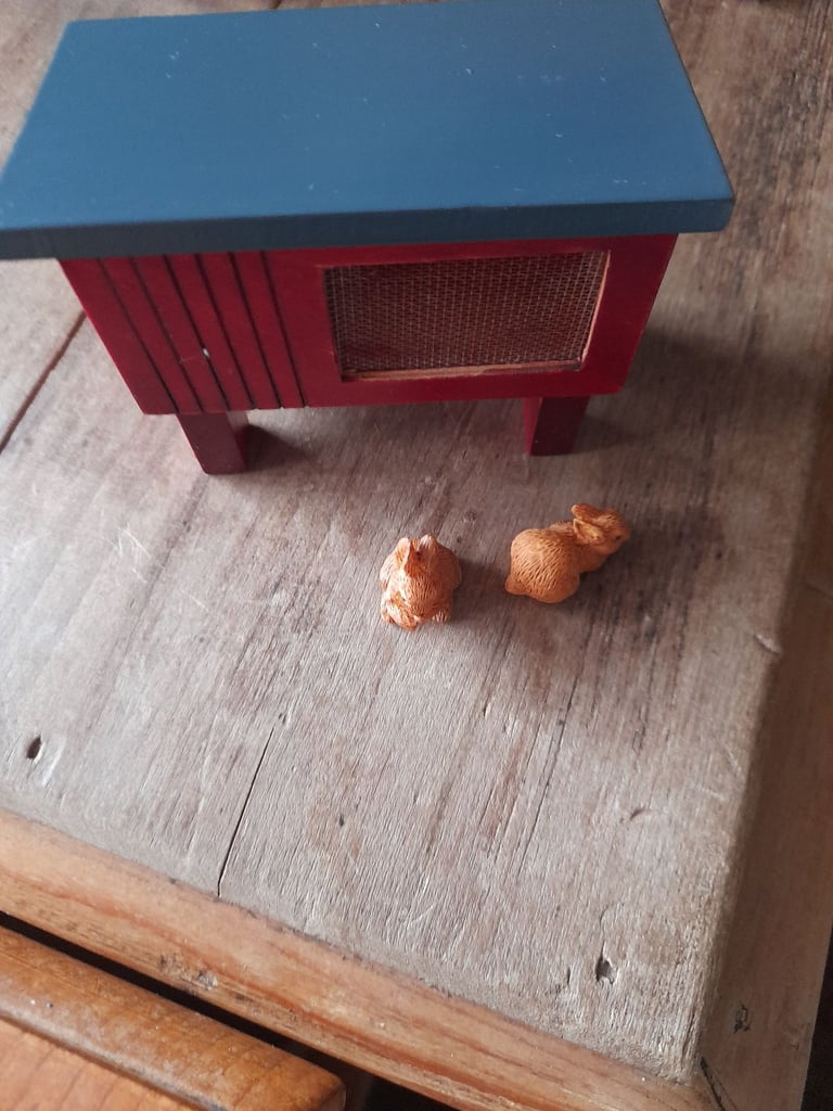 Dolls house furniture 