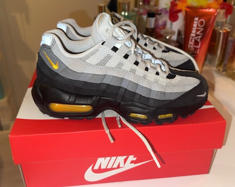 image for Boys Nike Air Max 95 Trainers UK3 Black & Yellow Boxed 