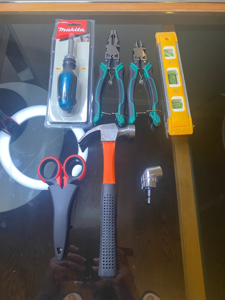 Makita Precision Tool Kit – Pliers, Hammer & More