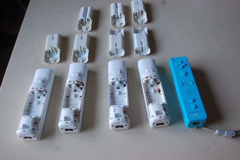 SONY 4 PS1/ 2 W11/5 CONTROLLERS/ 7 RECHARGABLE BATTERYS