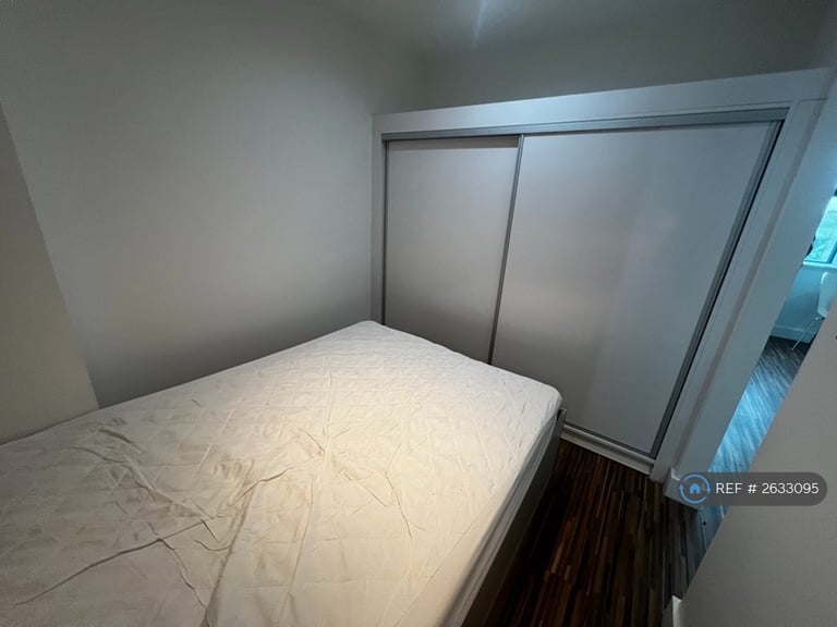 1 bedroom flat in Westpoint, Old Trafford, Manchester, M16 (1 bed) (#2633095)