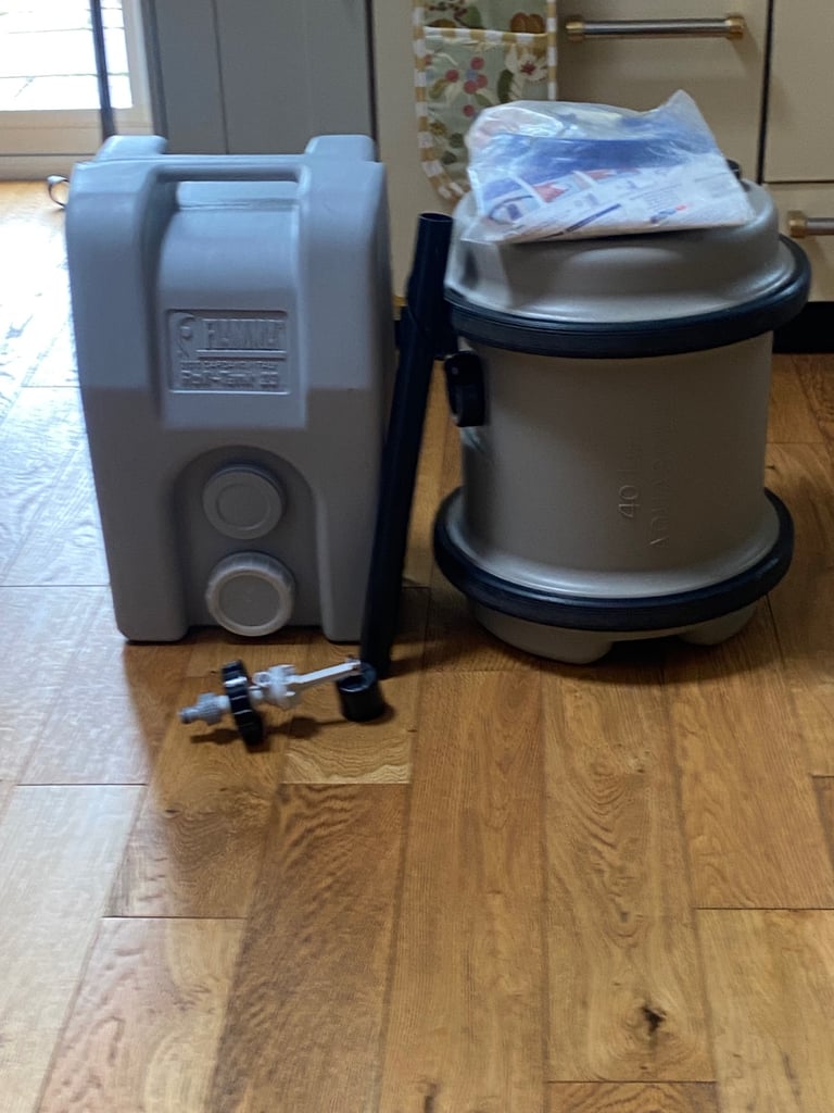 Aquaroll 40L and wastewater barrel including pump