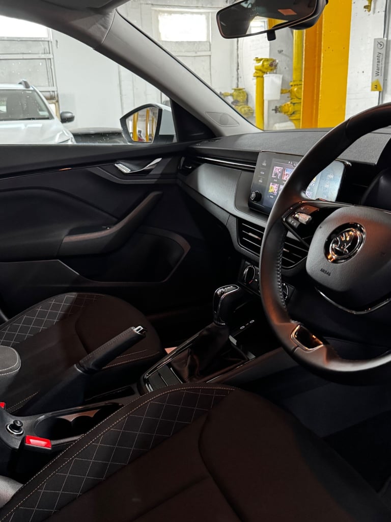 One Owner | Rear parking sensors| Apple Car play