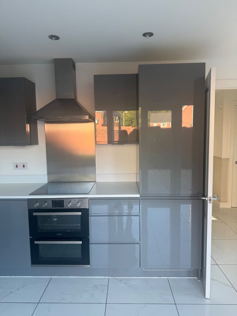 image for Grey gloss kitchen 