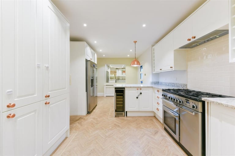 S-KEN LUXURIOUS 3DOUBLE BEDROOM+3BATHROOMS 2RECEP ROOMS CAN HOUSE MAX8PERONSSONSRTERAGE+GARDEN