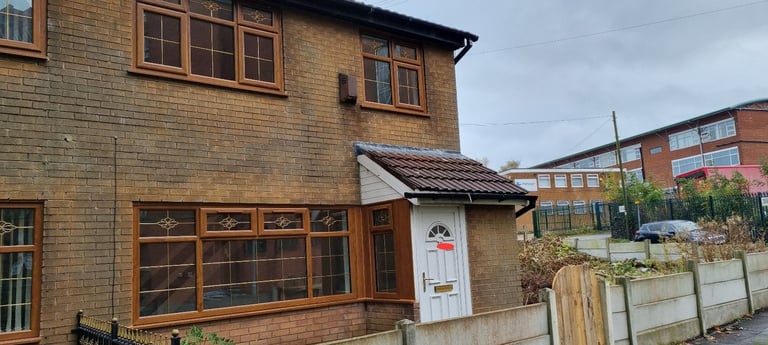 Fully Renovated 3-Bedroom Semi in Chadderton – Available Immediately