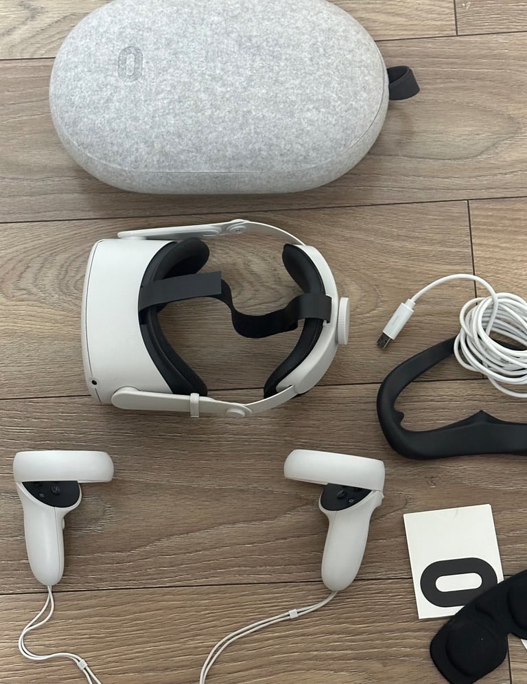 Meta Oculus Quest 2 - 256GB - Padded Strap/Case - Bundle