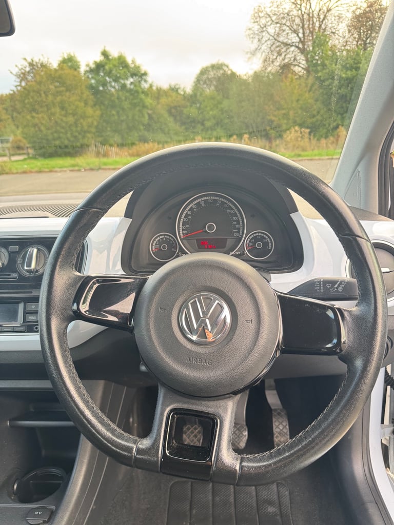 Volkswagen, UP, Hatchback, 2013, Manual, 999 (cc), 3 doors