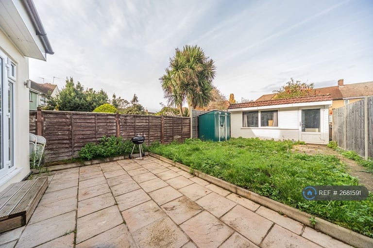 2 bedroom flat in Crowther Avenue, Brentford, TW8 (2 bed) (#2681591)